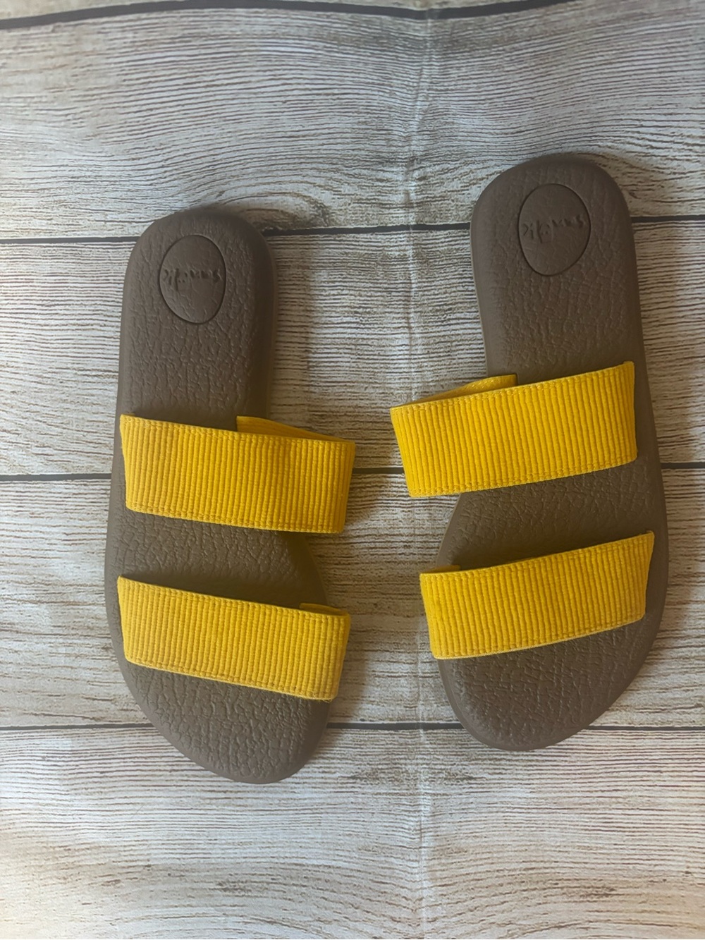 Sanuk Yoga Gora in Golden Rod Sandals sz. 7 Like New